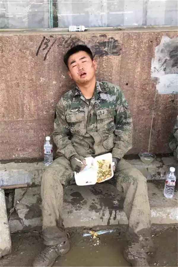 在部队兵哥哥都是怎么睡觉的