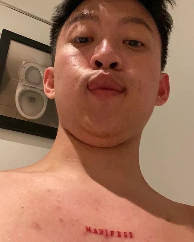 rich brian新tattoo太神秘,网友搞笑猜测:超梦的手掌_腾讯新闻