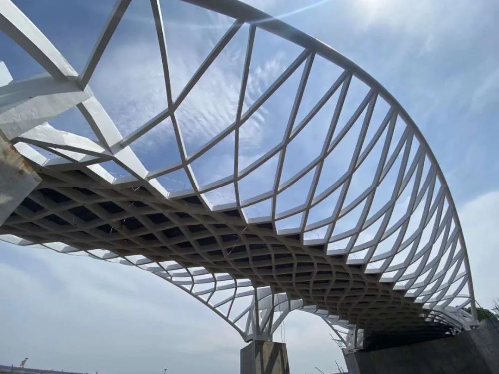 d港桥处于装饰阶段