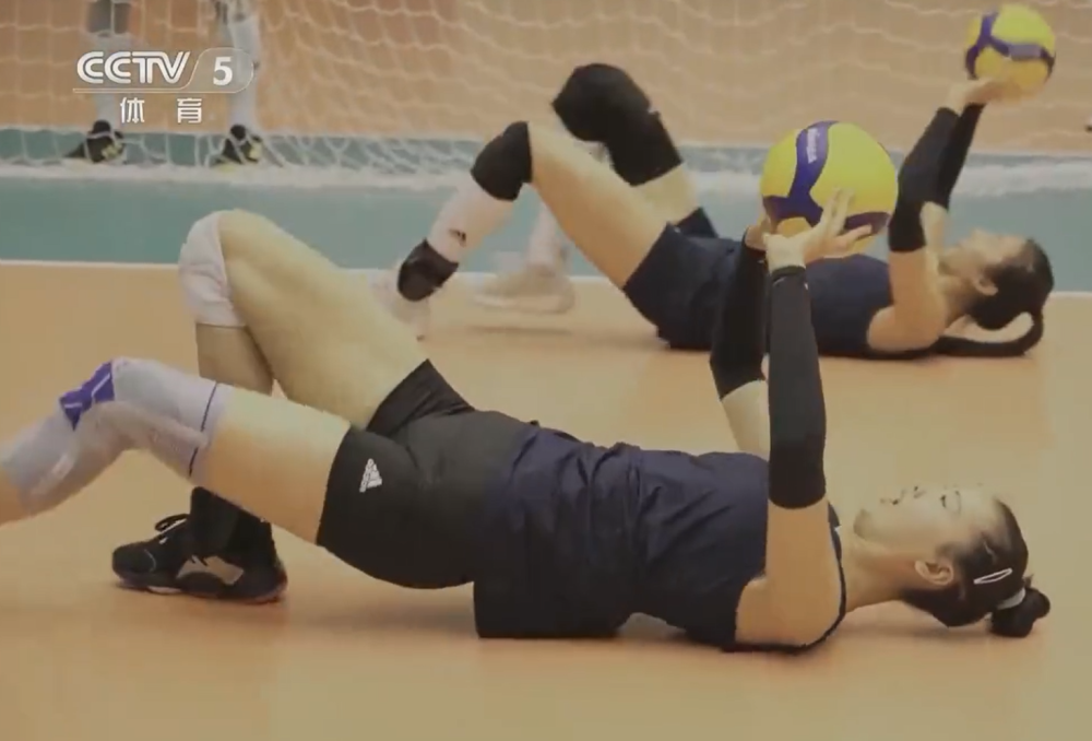 郎平惩罚女排队员方式绝了张常宁曾春蕾躺地上倒车全场哄堂笑