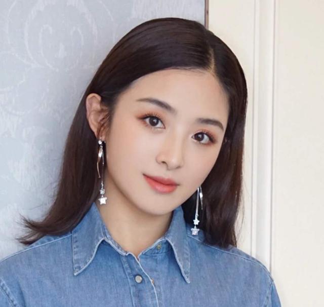 2008年,主持人手举多张"高清照片",问19岁的张含韵:这是你吗_腾讯新闻