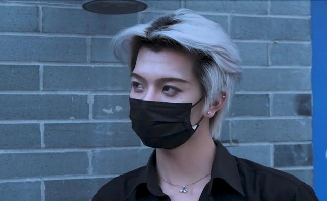 有一种痞帅叫七鹤大人露额头,眼神凌厉尽显霸气,戴鸭舌帽的那一刻心动