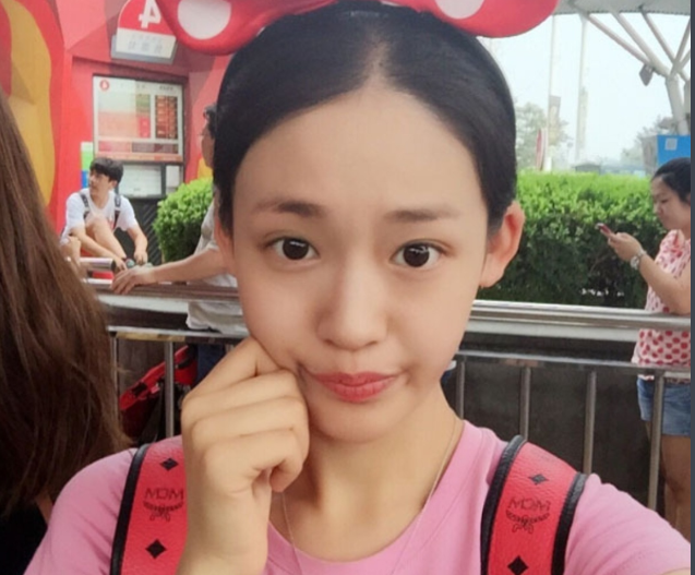 最近很火的校花张雨婷因为绿地事件遭唾弃她还会成为男人眼中的女神吗