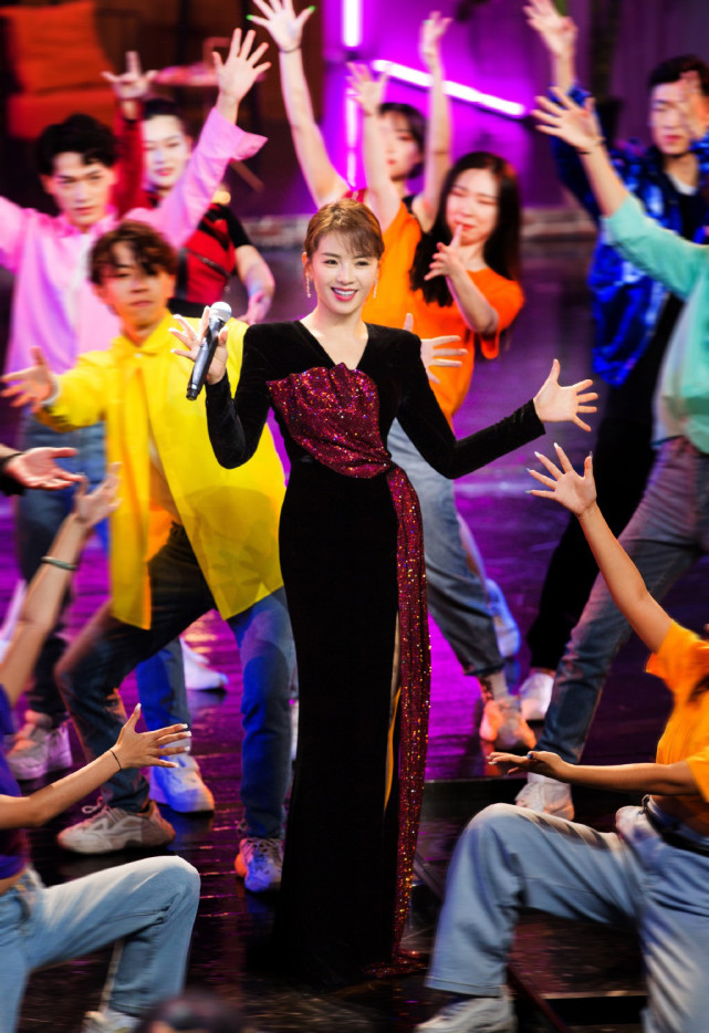 还以为刘涛只穿了百褶裙秀美腿,直到她换掉西装,网友:好迷人