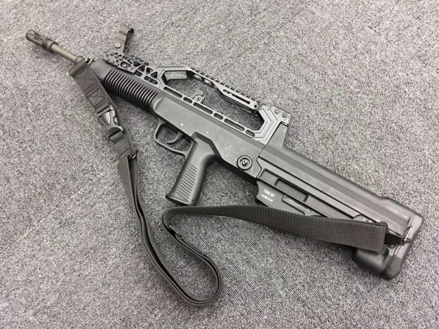 一身皮轨战术范十足最新95改突击步枪附件随便加!