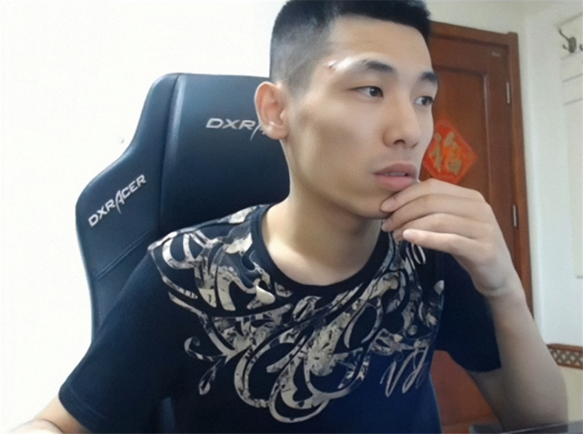 旭旭宝宝是国服第一个当天就通关17层的玩家,也是国