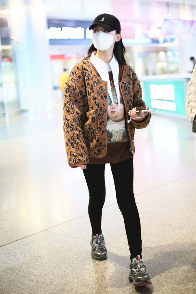 林允街拍:豹纹衣设计感十足 机场现身_腾讯新闻