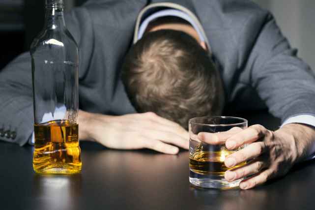 长期喝酒的男人,酒后四个危险信号,提醒:中有一个,就趁早戒酒