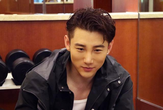 事后,有网友扒出白冰的男模前夫丁一性取向成谜,曾与郑元畅深夜有超越