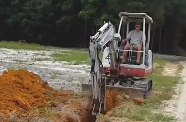 老外发明迷你挖掘机 恕我直言 看完工作过程你不笑算我输 腾讯新闻