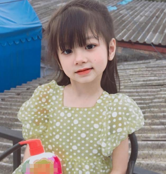 近日,一组泰国6岁小萝莉onew的照片在网络走红,照片中的小女孩清纯