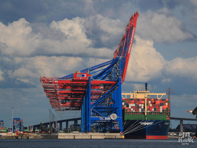 6月7日，全球最大集装箱船“HMM阿尔赫西拉斯”号首次抵达德国汉堡港。