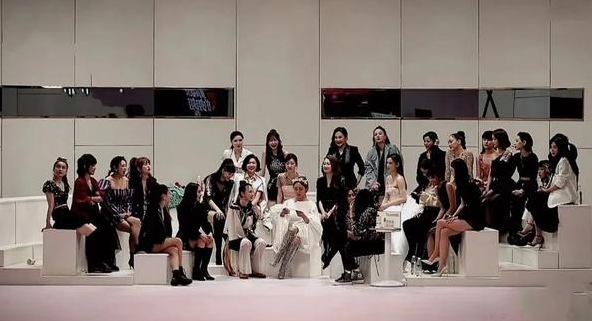 乘风破浪的姐姐|《乘风破浪的姐姐》第四次公演录制完毕，五位出道女星已隐隐若现