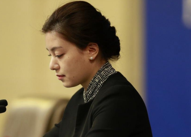 她是中国第一美女翻译官从没见她笑过一翻眼会场顿时安静