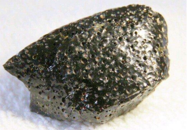 石母是一种比较罕见的石灰岩,主要藏在地下积水区,通俗来说,就是"石母