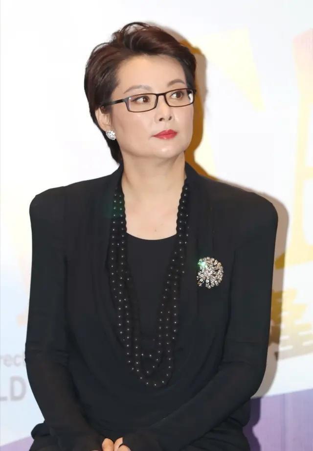 袁立近照曝光手臂上绑纱布,发福太多脖子胖几层,留长发太像奶奶