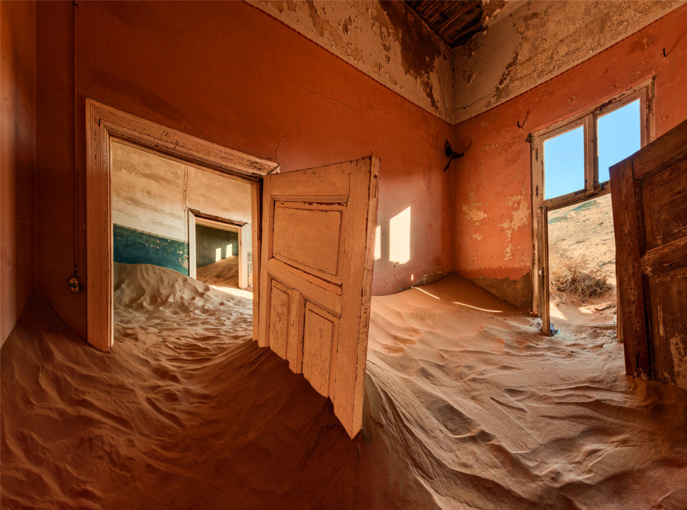 被沙漠吞噬的非洲无人镇:富人豪宅被细沙填埋,人去楼空令惋惜_腾讯