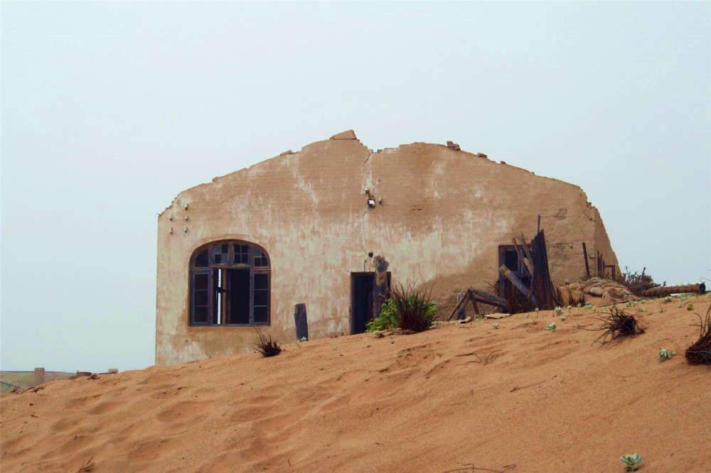 被沙漠吞噬的非洲无人镇:富人豪宅被细沙填埋,人去楼空令惋惜_腾讯