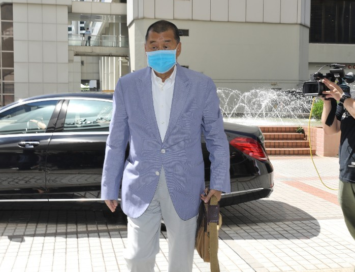 黎智英住所外再现示威者:决不能让"汉奸卖国贼"离开香港