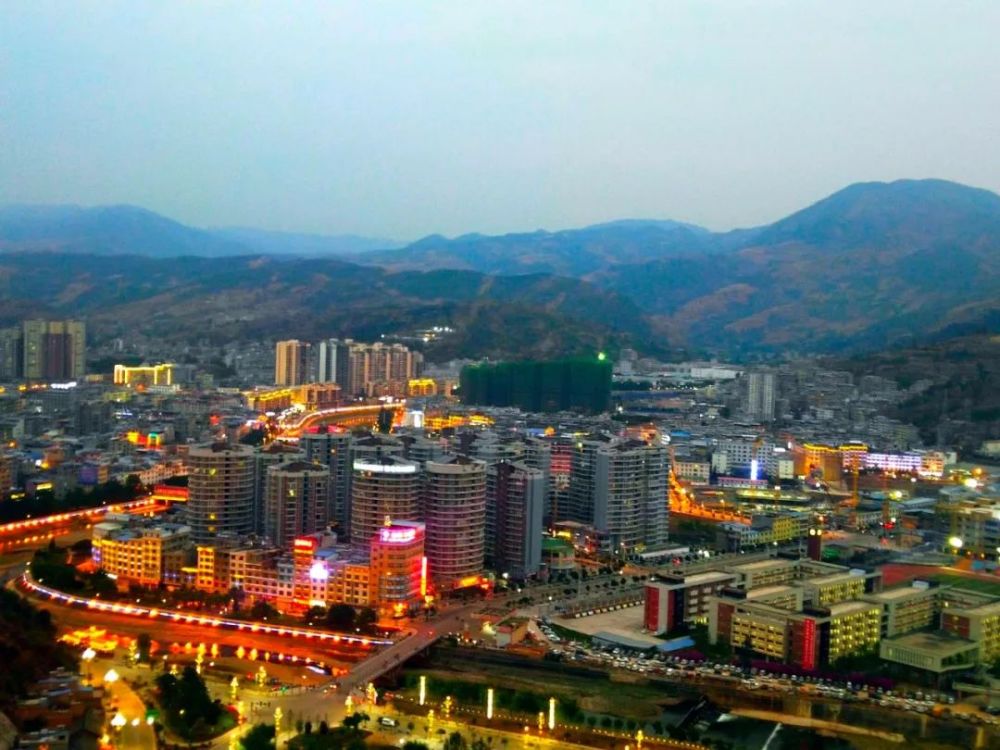 滑动查看照片本文于2020年6月22日在学习强国发布夏日的凉山州会东县