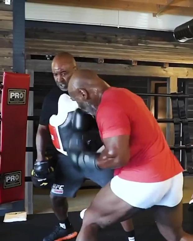 拳王泰森最新训练视频流出肌肉饱满力量速度极佳