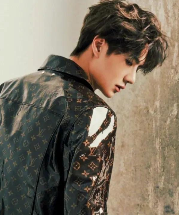 王一博真的太绝了,凭一个背影圈粉无数,当他回头的瞬间简直是心脏暴击