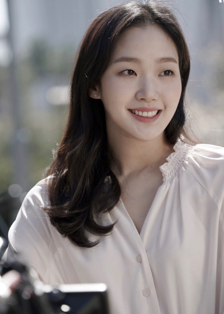 金高银诠释单眼皮女孩儿也有春天