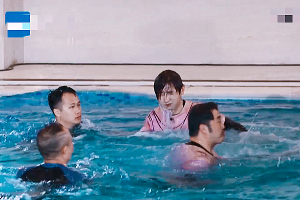 跑男迎来幸运嘉宾沙溢吐槽只有他没被惩罚掉进水后却出现问题