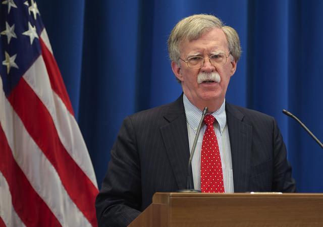 玛丽·特朗普|怒了！特朗普公开回怼，怒骂侄女是垃圾，称博尔顿笨蛋想卖书捞金