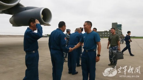 江南某机场聚集着一群官兵,他们来自东部战区空军运搜某旅,为了迎接