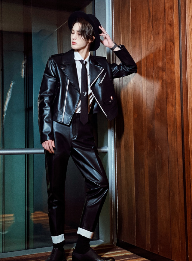 小奶狗变身霸道总裁朱正廷贵族王子打扮又是颜值小生