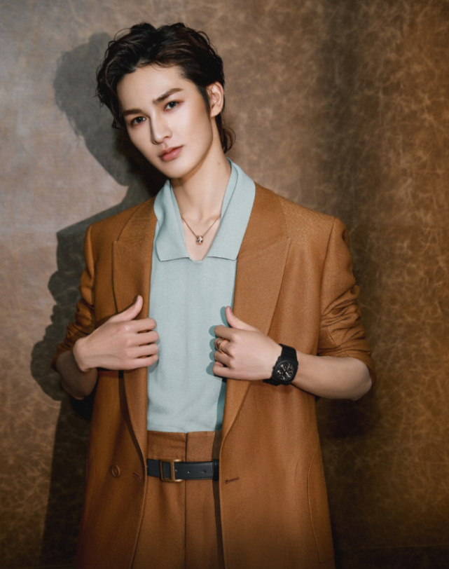 小奶狗变身霸道总裁朱正廷贵族王子打扮又是颜值小生