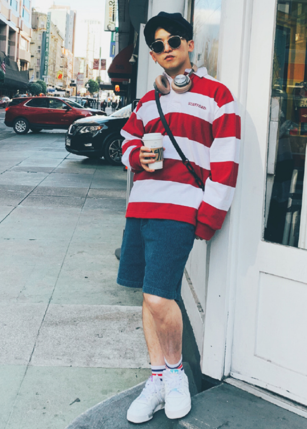 在姚译添的这身穿衣中,条纹长t与这牛仔短裤的单品可就是极具潮流气息
