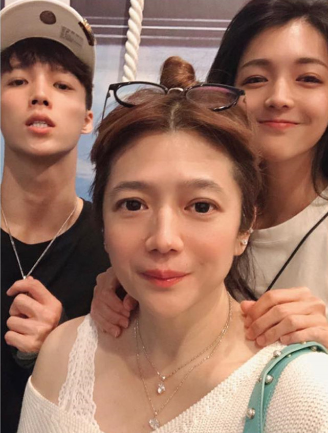 林瑞阳前妻一家同框,一对子女颜值高,比继母张庭生的孩子更出众