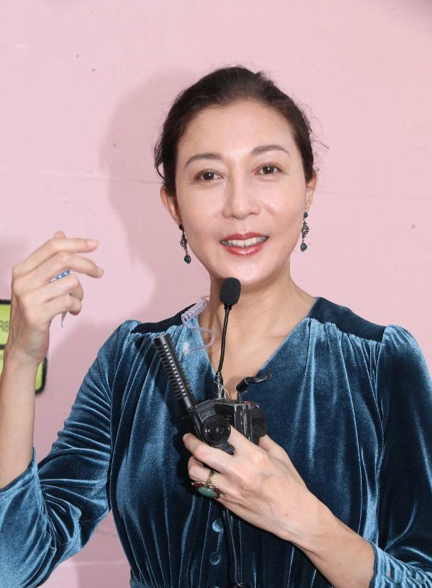 振作起来的吴绮莉好美,穿西装配包臀裙气质端庄,真让人眼前一亮_腾讯