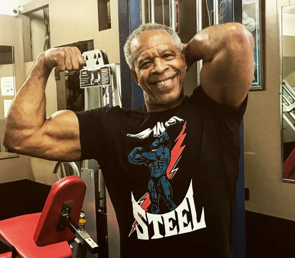 曾经的健美冠军"钢铁之躯"如今74岁,健硕的肌肉不输年轻人_腾讯新闻