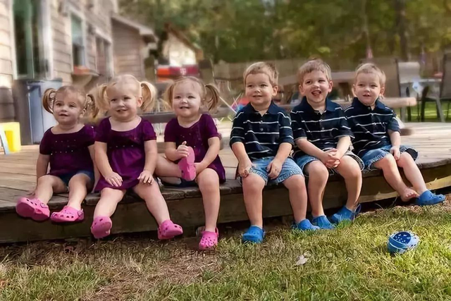 世界首例七胞胎吃42瓶奶用52个尿布如今23岁各个出众让人羡慕