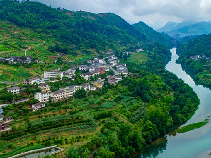 重庆市黔江区官村古寨,坐落在阿蓬江边.