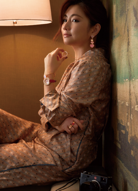 这样暖黄色的灯光下,selina随意的把玩着颈部的项链,侧颜中的线条柔和