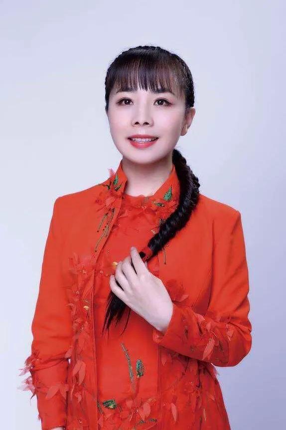 众多头衔的王二妮老师当年因参加中央电视台《星光大道》节目一举成名