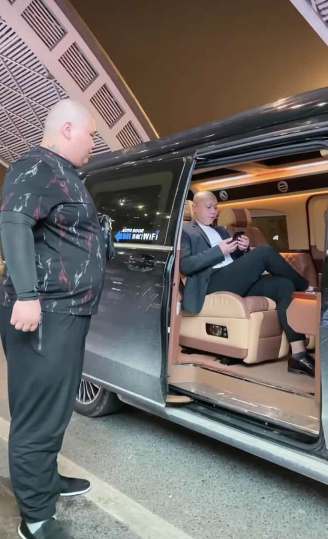 坐百万豪车,保镖伺候跟随,妻子一脸幸福_腾讯新闻
