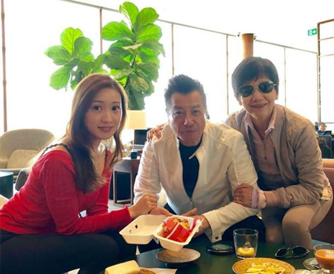 69岁石修一家近照,妻子优雅儿媳妇清纯,40岁儿子却