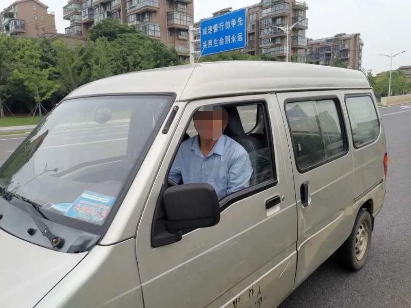 2020年6月21日,市公安局交警支队六大队民警黄国祯在执勤时发现驾驶员