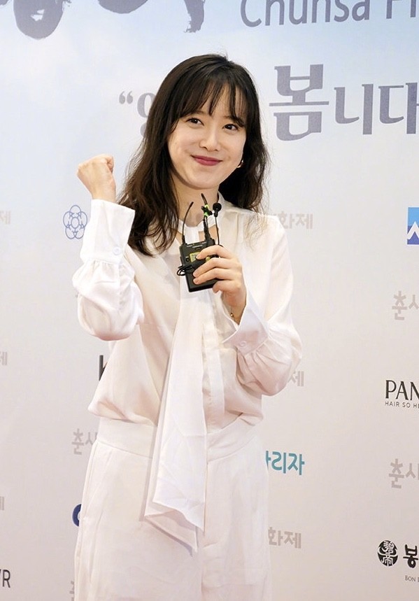 具惠善走出离婚阴霾参加活动身材明显变瘦穿一身白衣不显肉