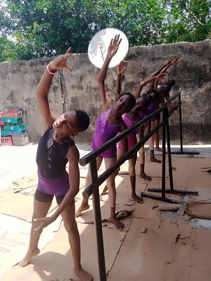 在这所公益舞蹈学校,"地板"由硬纸壳组成,简易的把杆,也没有镜子,但这