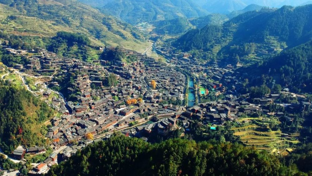 来自马蜂窝用户@冷耳猫寨中有白水河流过,将寨子一分为二,更添灵动.