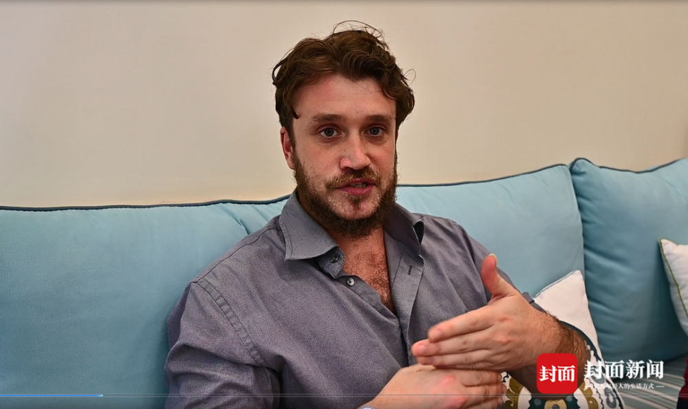 提前结束国外旅行 这名英国大胡子只身回四川乐山"复工"