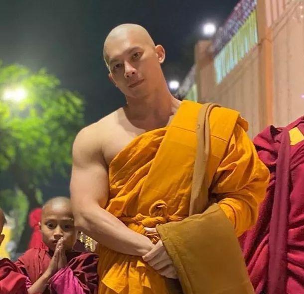 泰国最帅和尚还俗了!日常爱秀8块腹肌人鱼线,还是个200斤的胖子