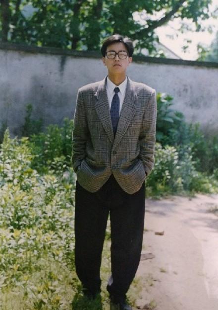 露出整个额头,干净利落,低调不张扬,一改从前的厚重发型,成为90年代