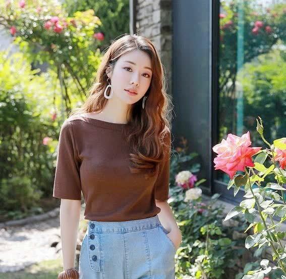 美女简单穿搭也可以时尚优雅!修身短袖 牛仔裤,尽显自信气场